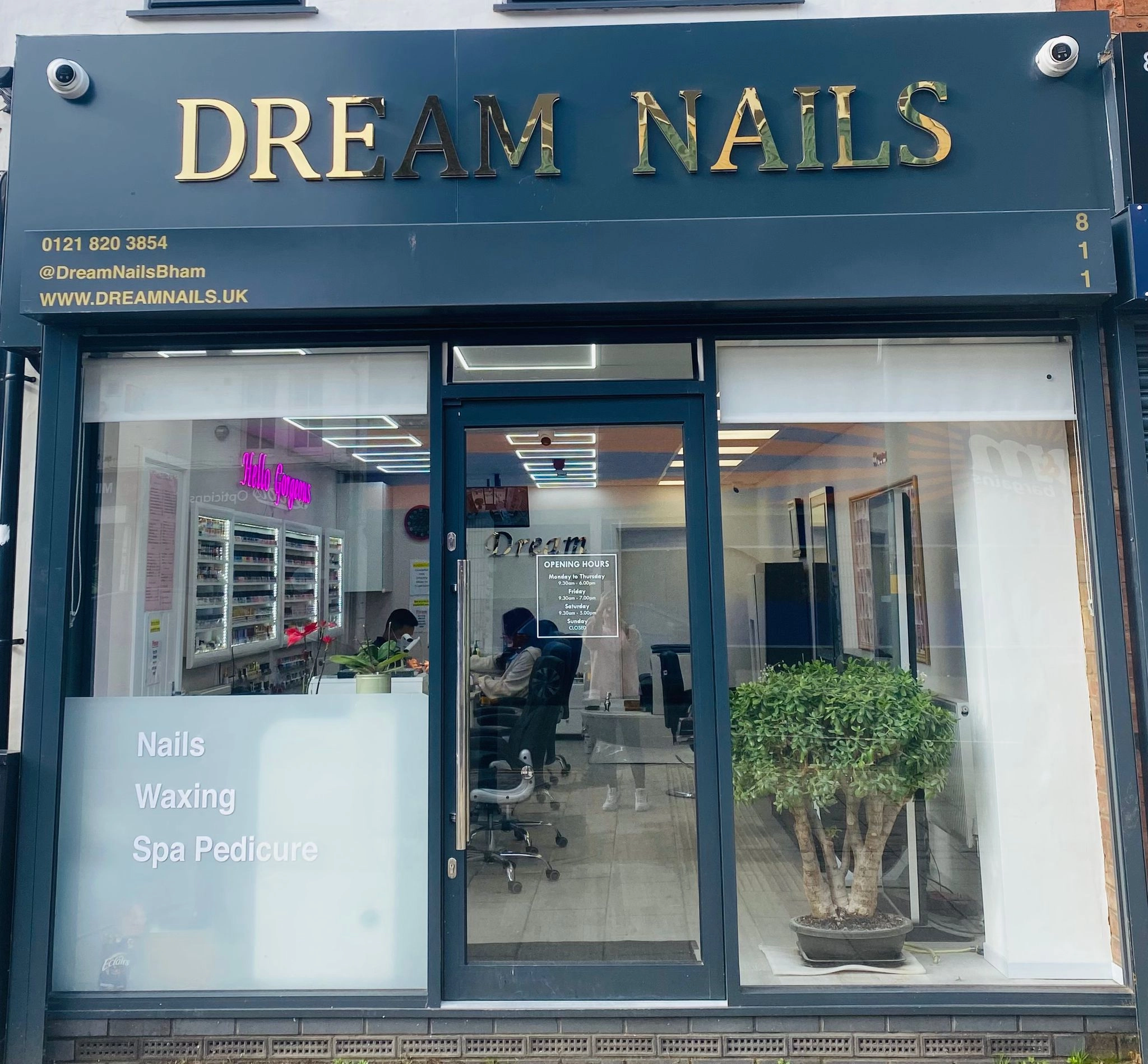Dream Nails salon storefront